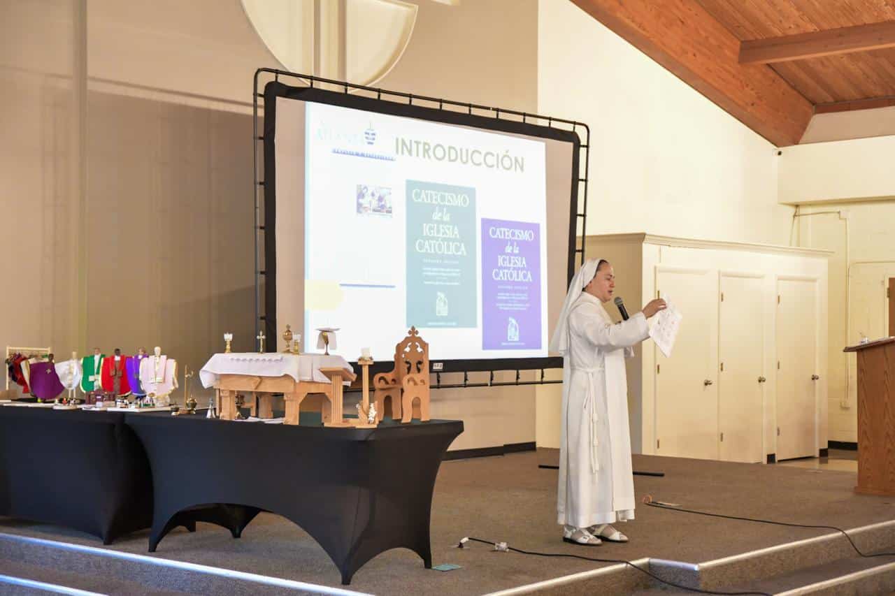 Sister Miriam Mendoza leading Catequistas en Acción at Saint Philip Benizi in Jonesboro